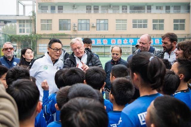 郑上路小学接待英国斯托克波特郡队开展中英校园足球友好交流